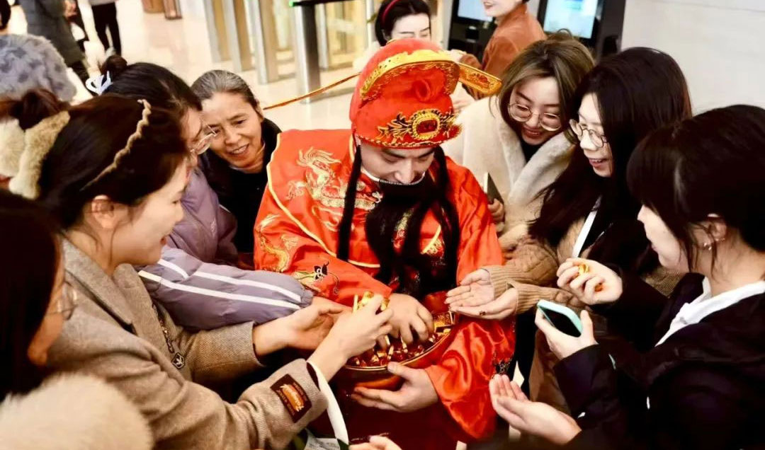 财富金融中心开工大吉财神到
